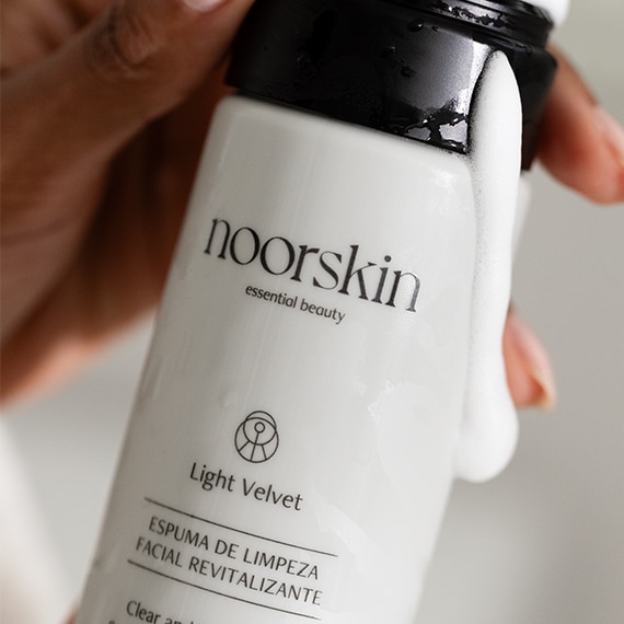 Imagem da espuma de limpeza facial da Noorskin, a Light Velvet, que contém niacinamida.