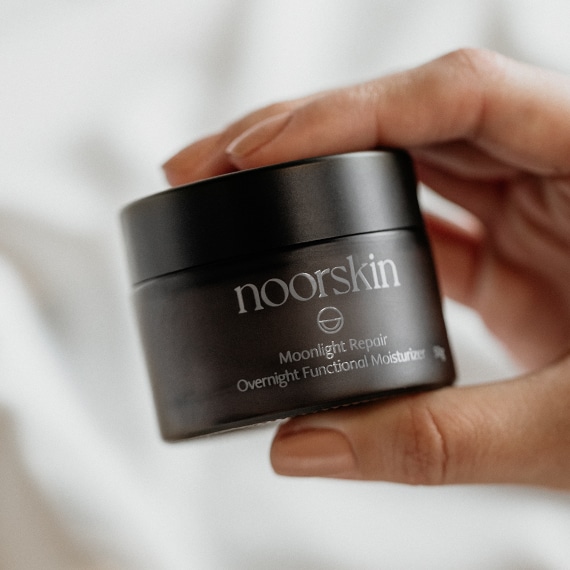 Imagem do hidratante facial noturno da Noorskin com niacinamida, o Moonlight Repair.
