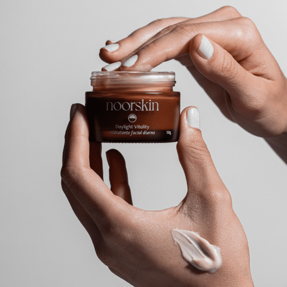 Imagem do hidratante facial diurno Daylight Vitality da Noorskin.