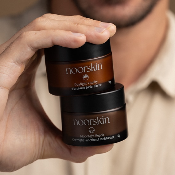 Imagem dos hidratantes faciais Noorskin, Daylight Vitality e Moonlight Repair, para cuidar da pele no pós-sol.