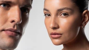 Imagem do rosto de um homem e uma mulher, para mostrar as diferenças entre a pele feminina e a masculina. Ambos estão com o olhar fixo e sem sorrir.