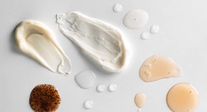 foto de texturas de cremes para pele, esfoliante facial e séruns da noorskin