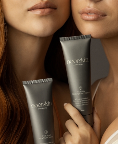 Duas mulheres segurando os produtos fresh start e true skin